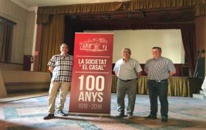 D’esquerra a dreta, Xavier Lledó, vicepresident del Casal, Jaume Coll, president del Casal i Fèlix Sans, alcalde de Bellvei. Ajuntament de Bellvei