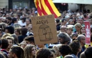 Detall d'un cartell a la manifestació d'Igualada on es veu una gàbia oberta i es llegeix 'És l'hora dels adéus'. 3 d'octubre de 2017. ACN