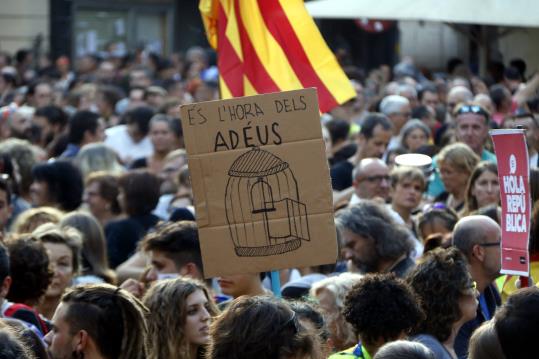 Detall d'un cartell a la manifestació d'Igualada on es veu una gàbia oberta i es llegeix 'És l'hora dels adéus'. 3 d'octubre de 2017. ACN