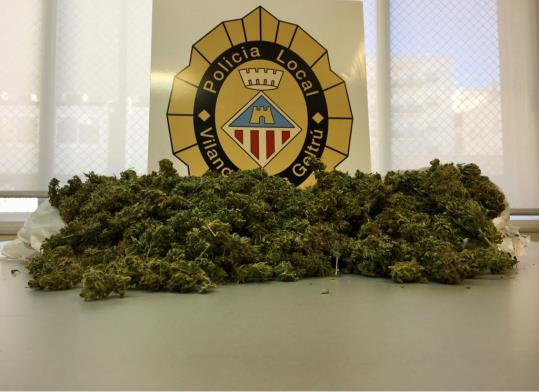 Detenen un jove de 22 anys amb 700 grams de marihuana a Vilanova. Policia local de Vilanova