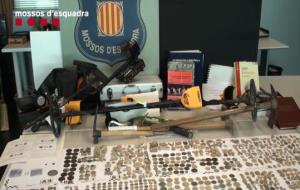 Detingudes tres persones per un delicte d'espoli en jaciments arqueològics del Penedès. Mossos d'Esquadra