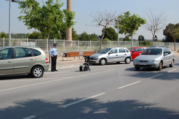 Detingut a Sant Pere de Ribes per circular sense carnet ni assegurança i intentar atropellar un policia local. Ajt Sant Pere de Ribes