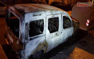 Detingut per incendiar nou vehicles i vuit contenidors aquesta matinada a Vilafranca del Penedès