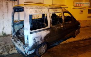 Detingut per incendiar nou vehicles i vuit contenidors aquesta matinada a Vilafranca del Penedès