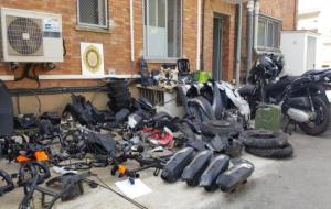 Detingut un home que desballestava motos robades en un edifici ocupat a Vilanova. Policia local de Vilanova