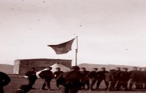 Diapositiva històrica del Fort de Sant Magí on s'hi va instal·lar un campament militar a principis del segle XX. Fons Josep Castelltort