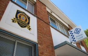 Dibuixen un gran escut solidari a l'entrada de la Policia Local de Vilanova. Ajuntament de Vilanova