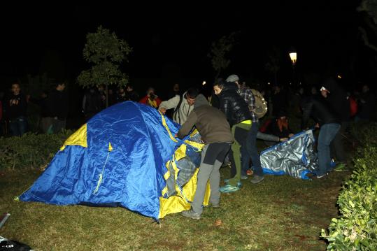 Diverses persones muntant una tenda de campanya davant del Parlament. 30 de gener de 2018. ACN