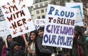 Dones amb pancartes reivindicatives durant la marxa a Londres el diumenge 4 de març. REUTERS/Simon Dawson