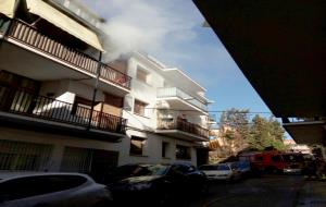 Dos intoxicats lleus en l'incendi d'un pis a Sitges