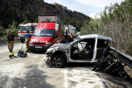 Dos morts en un xoc entre un cotxe i un camió a la C-15 . ACN