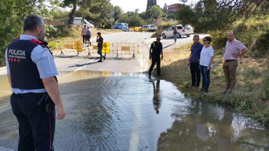 Dues fuites d'aigua a les canonades de la riera de Ribes. Ajt Sant Pere de Ribes