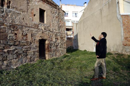 El batlle d'Igualada, Marc Castells, assenyala el Fort de Sant Magí mentre conversa amb el regidor d'Urbanisme. ACN