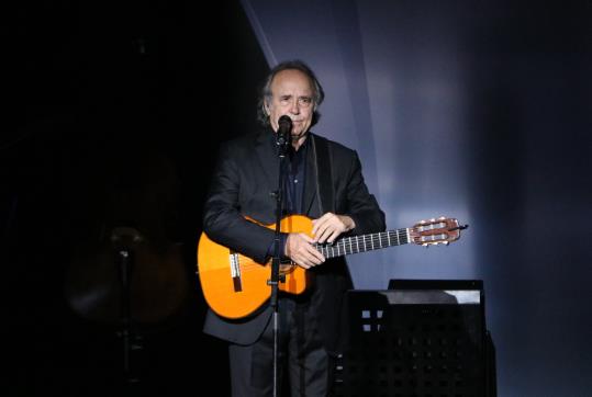 El cantant Joan Manuel Serrat durant la seva actuació al Festival Castell de Peralada, aquest 6 de juliol de 2018. ACN