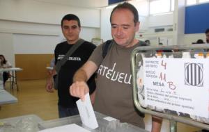 El cap de llista de la CUP, Josep Maria Domènech, emetent el seu vot a les eleccions municipals del 24 de maig. ACN