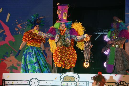 El Carnaval esclata a Sitges amb l'arribada del Carnestoltes, indecís entre els lluentons i la bogeria. ACN
