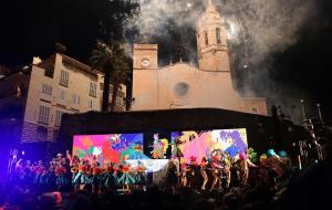 El Carnaval esclata a Sitges amb l'arribada del Carnestoltes, indecís entre els lluentons i la bogeria