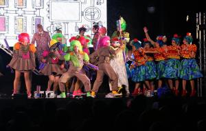 El Carnaval esclata a Sitges amb l'arribada del Carnestoltes, indecís entre els lluentons i la bogeria