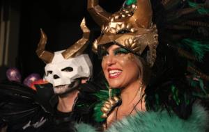 El Carnaval esclata a Sitges amb l'arribada del Carnestoltes, indecís entre els lluentons i la bogeria