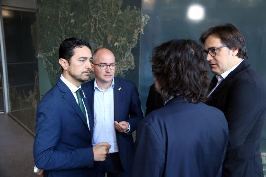 El conseller de Territori i Sostenibilitat, Damià Calvet, amb el seu equip a l'entrada del Departament, el 4 de juny del 2018. ACN