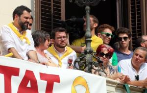 El conseller d'Economia, Pere Aragonès, al balcó de l'Ajuntament de Vilafranca, amb el president del Parlament, Roger Torrent, per Sant Fèlix. ACN