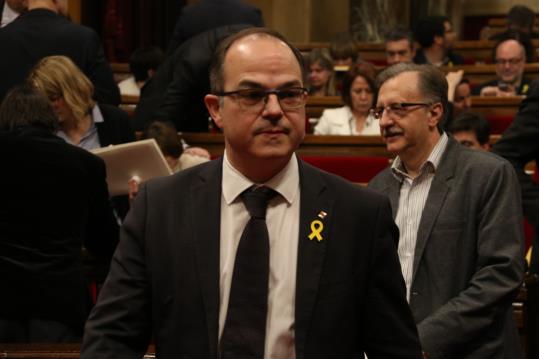 El diputat de JxCat, Jordi Turull, abandona l'hemicicle després de retardar l'inici del ple, l'1 de març de 2018 . ACN