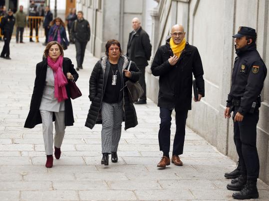 El diputat d'ERC Raül Romeva i les exdiputades republicanes Dolors Bassa i Carme Forcadell abans d'entrar a la seu del Tribunal Suprem. ACN