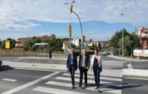 El diputat Jordi Fàbregas, amb l'alcaldessa de Sant Pere de Ribes, Abigail Garrido, i l'alcalde de Sitges, Miquel Forns, en la inauguració del pas . D