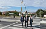 El diputat Jordi Fàbregas, amb l'alcaldessa de Sant Pere de Ribes, Abigail Garrido, i l'alcalde de Sitges, Miquel Forns, en la inauguració del pas . D