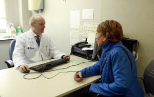 El doctor Joaquim Balsells, cap clínic de Cirurgia Pancreàtica i investigador de Trasplantaments Digestius del VHIR, visita a la consulta María José. 