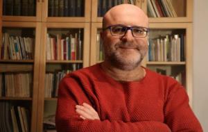 El filòleg i periodista vilanoví Xavier Brotons dirigeix la primera enciclopèdia exclusiva del món casteller. ACN
