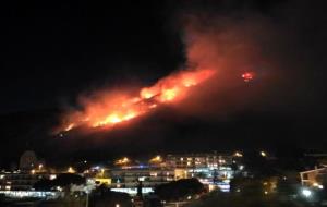 El foc que afecta el turó del Poal a Castelldefels, l'1 de gener del 2018. Cedida per Ivan Badessich