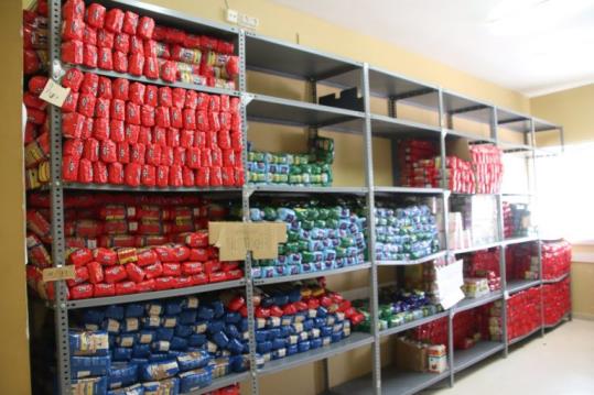 El govern de La Bisbal del Penedès denuncia que el Banc d'Aliments acumulava més de 2.000 quilos d'aliments caducats. Ajt La Bisbal del Penedès