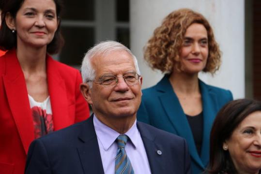 El ministre d'Exteriors, Josep Borrell, a les escales del Palau de la Moncloa. ACN / Tània Tàpia