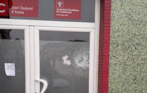 El passat 25 de març la seu del PSC de Sant Sadurní d’Anoia va ser atacada. Eix