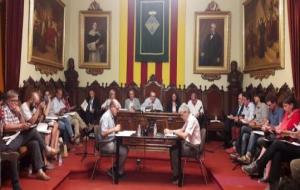 El ple de Vilafranca rebutja modificar l’ordenança de civisme per casos concrets com la penjada de llaços grocs. Roger Vives