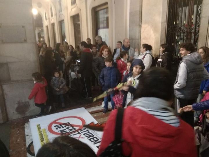 El ple de Vilanova aprova una moció reclamant que s'aturi el decret de menjadors escolars. Som VNG