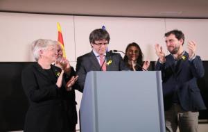 El president Carles Puigdemont, amb els consellers destituïts Toni Comín, Meritxell Serret, Lluís Puig i Clara Ponsatí, que l'aplaudeixen, a Brussel·l
