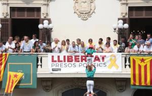 El president de la Diputació de Barcelona, Marc Castells, al balcó de l'Ajuntament de Vilafranca del Penedès durant la diada castellera de Sant Fèlix.