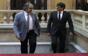 El president de la Generalitat, Carles Puigdemont, entrant al Parlament amb el secretari general de la Presidència, Joaquim Nin. ACN