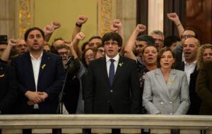El president de la Generalitat, Carles Puigdemont, i el vicepresident del Govern, Oriol Junqueras, canten l'hime dels Segadors. ACN