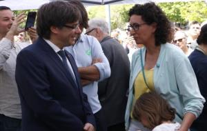 El president de la Generalitat, Carles Puigdemont, i la secretària general d'ERC, Marta Rovira, a la carpa del Pacte Nacional pel Referèndum. ACN