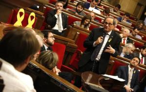 El president de la Generalitat, Quim Torra, dirigint-se al líder dels comuns, Xavier Domènech, a la sessió de control al Parlament. ACN