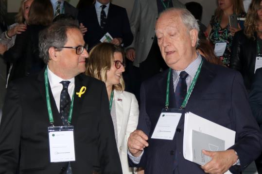 El president de la Generalitat, Quim Torra, i del president del Cercle d'Economia, Juan José Brugera, conversant abans de la sessió inaugural a Sitges