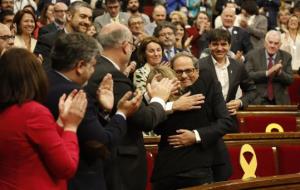 El president de la Generalitat, Quim Torra, rep la felicitació d'Elsa Artadi instants després de la seva investidura el 14 de maig del 2018. ACN