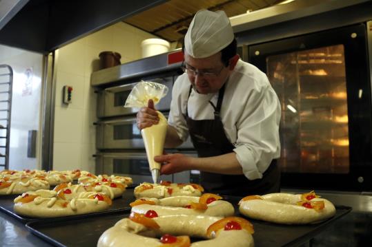 El president del Gremi de Pastisseria de Barcelona, Elies Miró, decora un tortell de Reis. 4 de gener de 2018. ACN