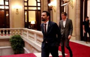 El president del Parlament, Roger Torrent, sortint breument de la cimera a la cambra catalana per intentar desbloquejar la situació. ACN