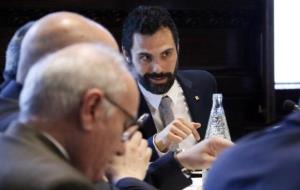 El president del Parlament, Roger Torrent,entre els lletrats del Parlament a la reunió de la Junta, el 24 d'abril de 2018. ACN