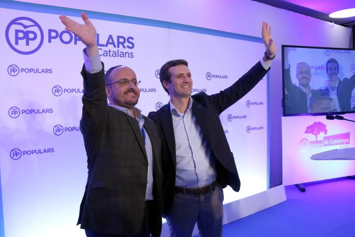 El president del PP, Pablo Casado, i el candidat a la presidència del PPC, Alejandro Fernández, saludant al congrés a Sitges. ACN