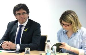 El president destituït, Carles Puigdemont, al costat de la portaveu de JxCat, Elsa Artadi, durant la reunió del grup a Berlín el 5 de maig de 2018 . A